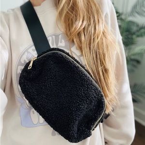 Lululemon Everywhere Fleece Belt Bag Black NWOT ✨ ONLY ONE LEFT 🤍✨